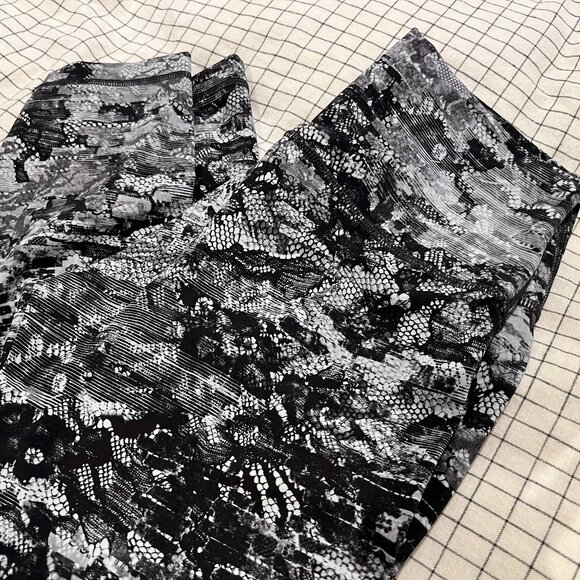 SOLD: lululemon Wunder Under High-Rise 7/8 Tight • Size 6 • Luxtreme - Picture 4 of 9